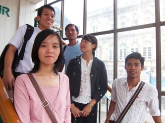 Etter det første møtet i februar 2012. Phyoe Phyoe Aung foran. Lin Htet Naing til høre, Honey Oo og Moccy (han i blå t-skjorte jobber for YSPS). 