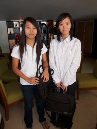 Honey Oo (t.v) og Phyoe Phyoe Aung