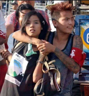 Borgervernbevegelsen Swan Ah Shin med røde armbånd brukes mot demonstranter i Yangon. 