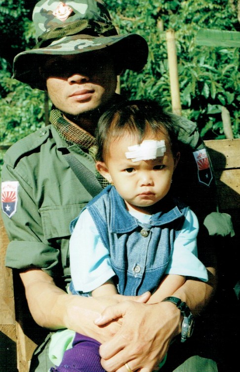 Som man bar et barn varsomt på armen: Besøk hos karenhæren KNLA i 2001.